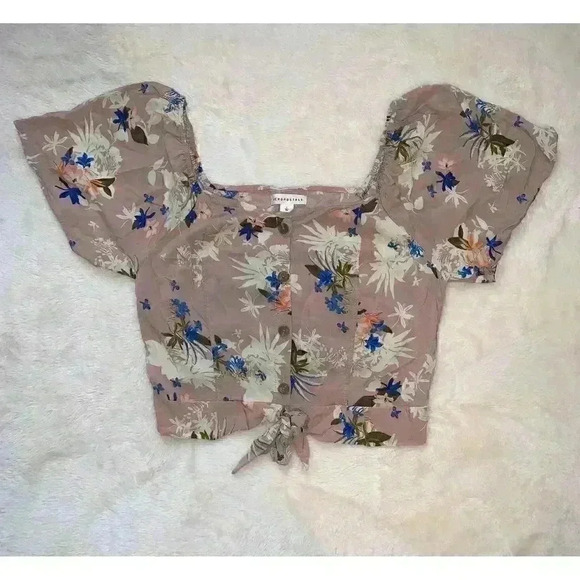 Women’s Aeropostale flower pattern top - Picture 2 of 4